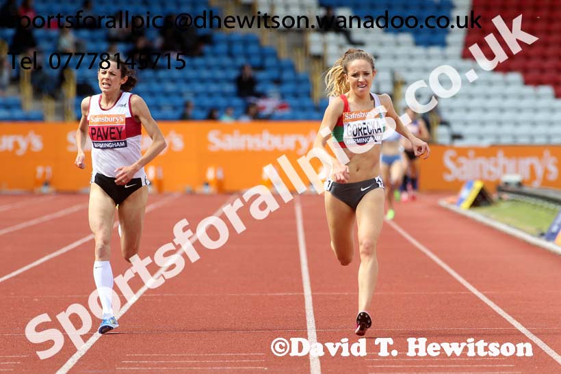 Emelia Gorecka (Aldershot Farnham) outsprints Jo Pavey (Exeter) to win the 5000 metres, 2014 Sainsbury's British Championships. Photo: David T. Hewitson/Sports for All Pics